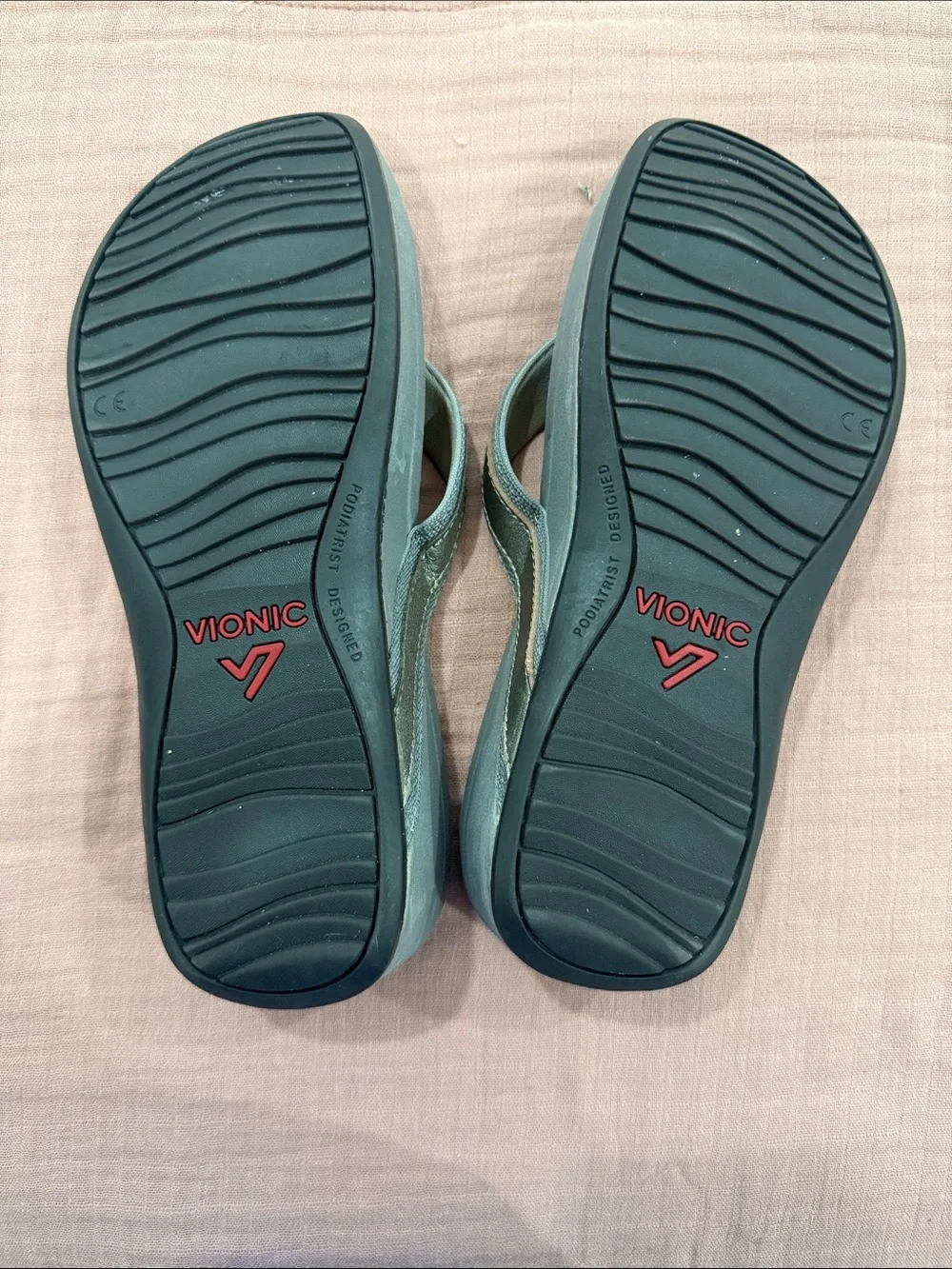 Vionic Metallic Silver Gray Thong Sandals